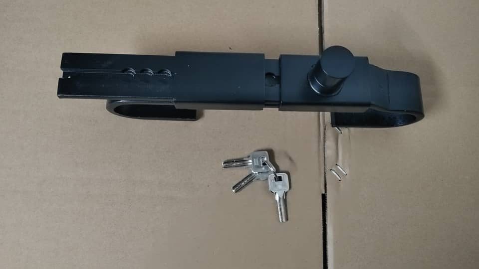Cadenas container fermé avec son cache-serrure en place et les 3 clés