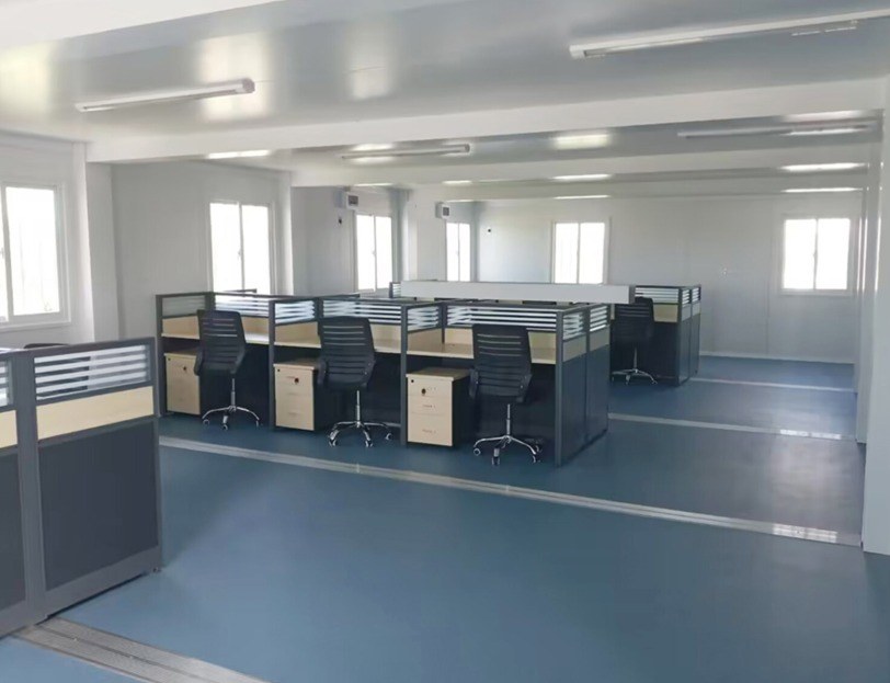 Bureau modulaire PTH monté à Mayotte — reconstruction post-Chido, open space équipé